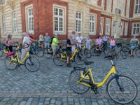 Info-Stop am Fürstbischhöflichen Schloss, heute Westfälische Wilhelms-Universität Münster  Info-Stop am Fürstbischhöflichen Schloss, heute Westfälische Wilhelms-Universität Münster : 2020.45 Jahre, Deutschland, Europa, Europe, Germany, Klassentreffen, Münster, Nordrhein-Westfalen