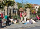 Spät-Hippies vor der St. Johns C Of E Church : #Anlässe, #Aufnahmeorte, #Kategorien, Cornwall 2006, Europa, Glastonbury, Großbritannien, Somerset, URL, Urlaube