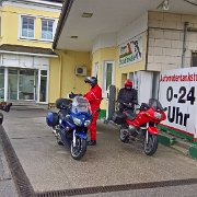 In die Regenkombi an der B40 : !Moped-Touren, 2017.4-Laender, 2017.4-Länder, Europa, Europe, Ladendorf, Moped-Touren, Niederösterreich, Norbert Brüchle, Werner Probst, Österreich